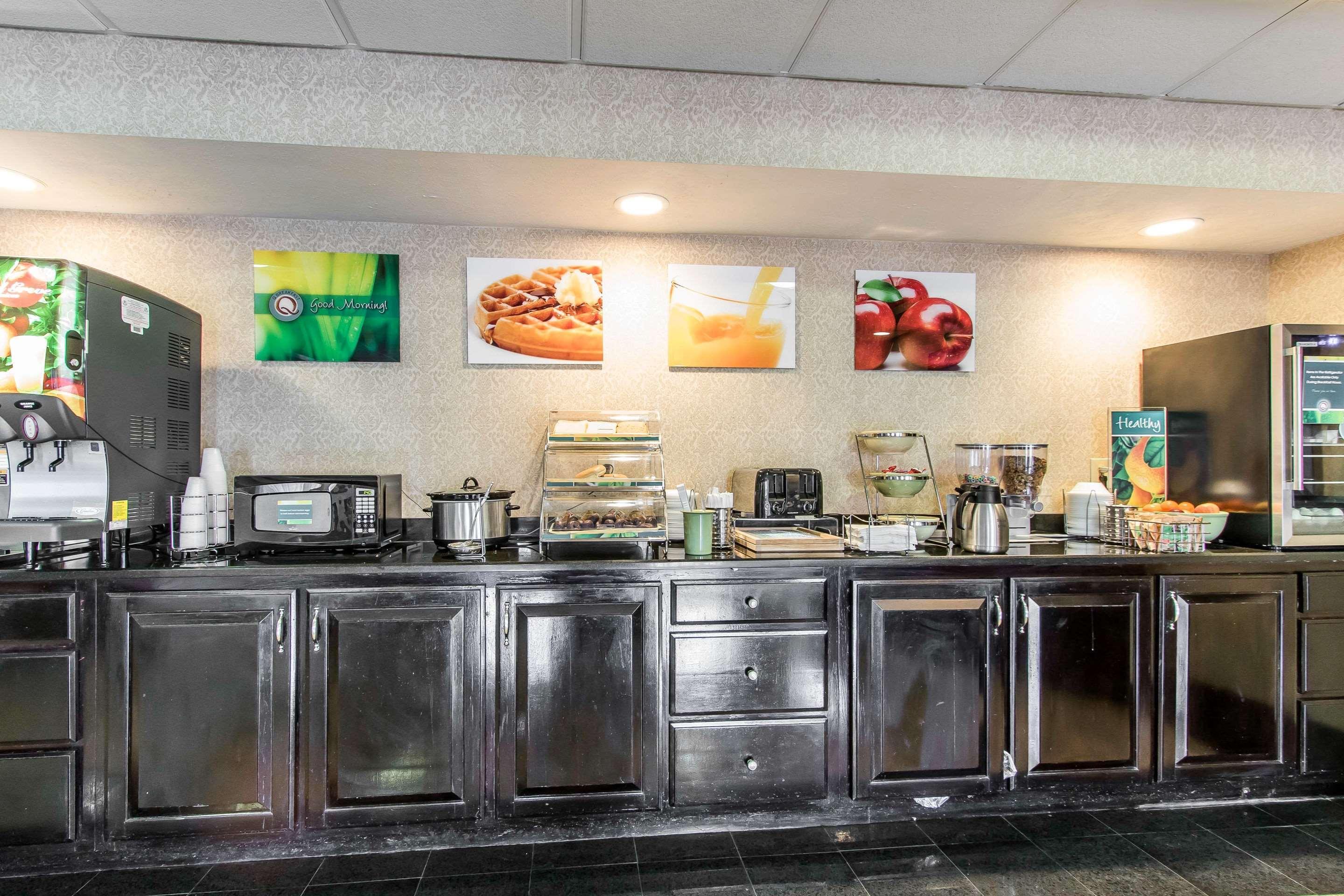 Quality Inn & Suites Memphis East Exterior photo
